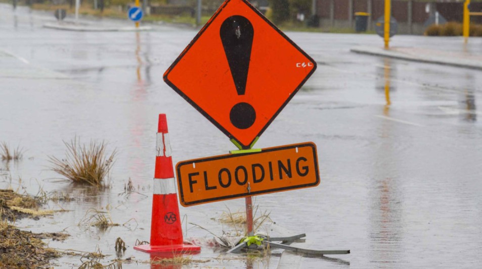 Picture of an exclamation mark sign warning of flooding.